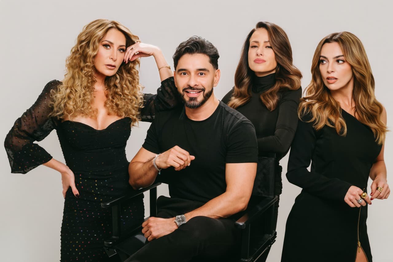 Sebastián Guzmán junto a tres modelos en una sesión de estudio