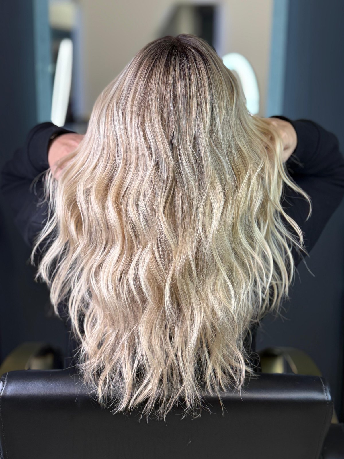 Balayage rubio en ondas largas, visto de espaldas
