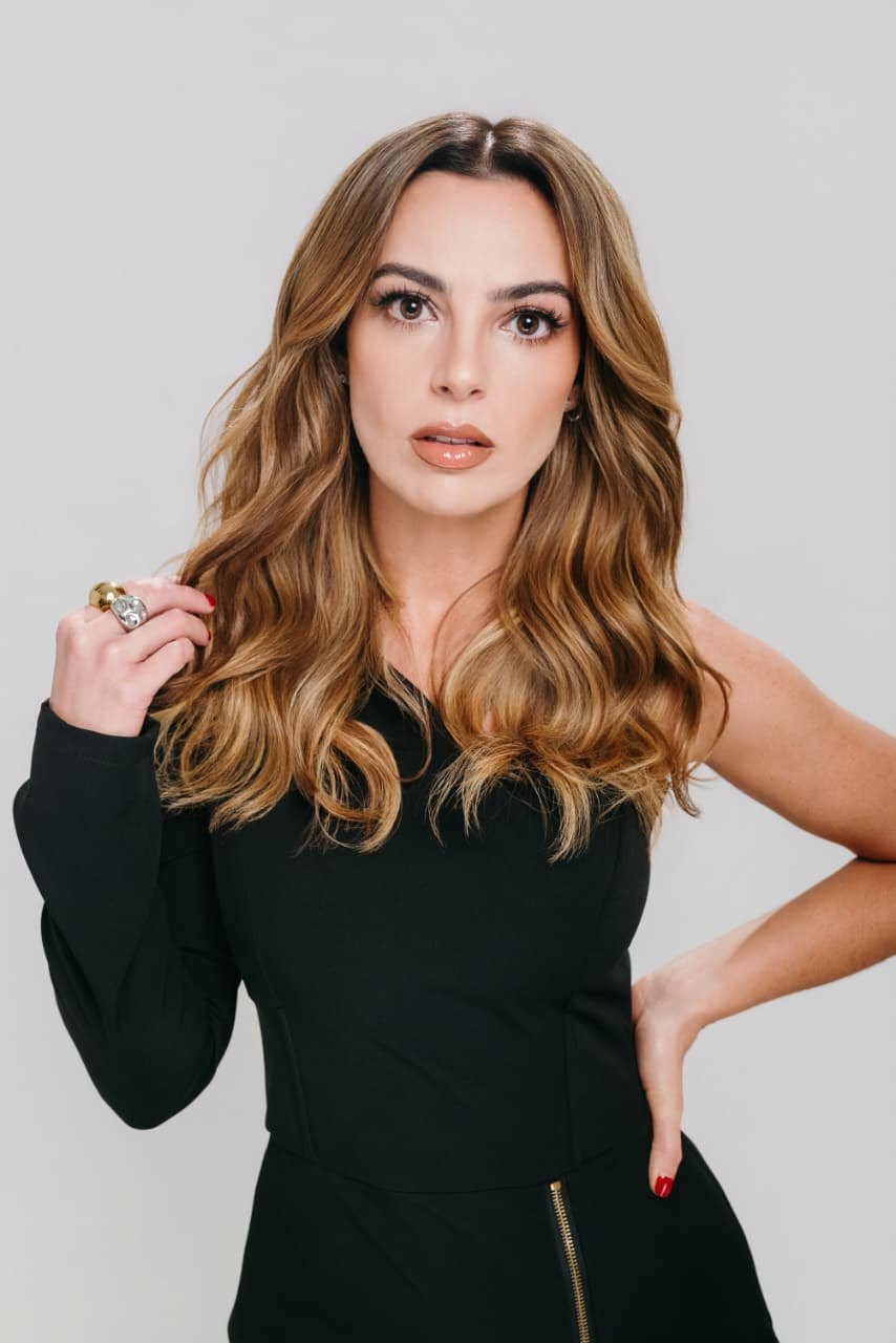 Retrato de modelo con balayage dorado en ondas