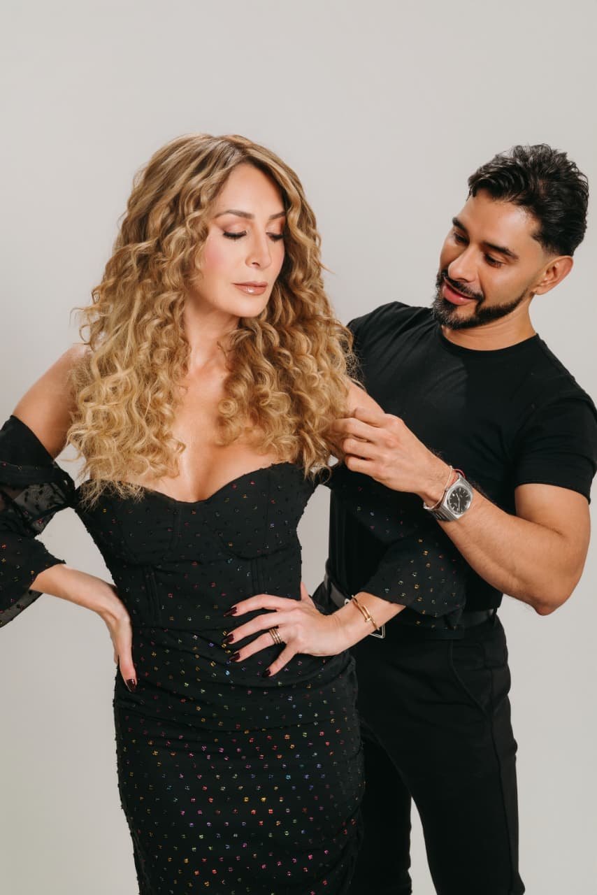 Sebastián Guzmán junto a una modelo de rizos dorados