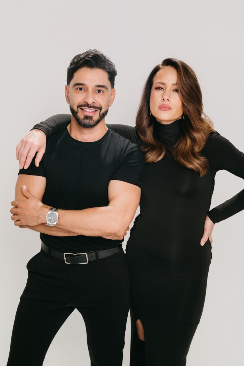 Sebastián Guzmán junto a una modelo de melena castaña en ondas