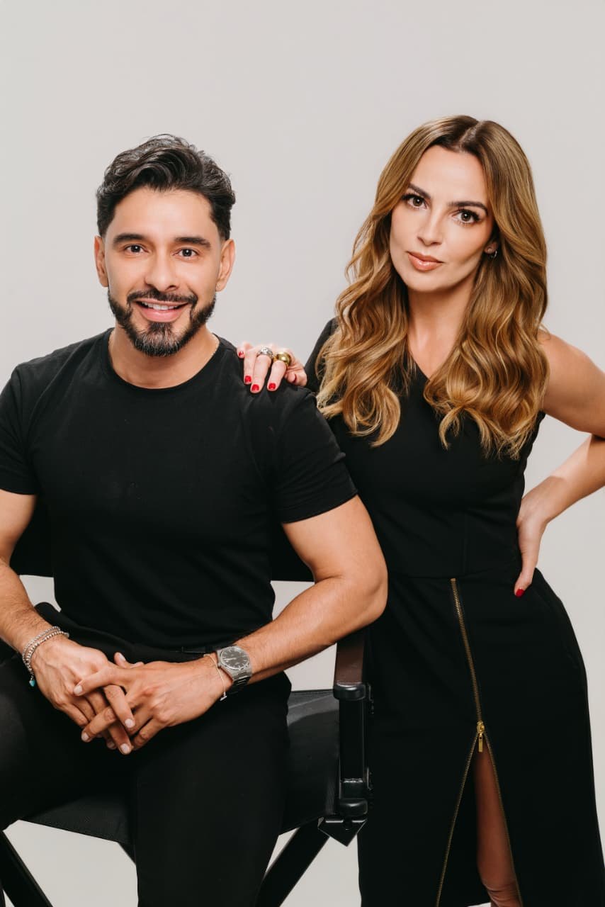 Sebastián Guzmán junto a una modelo con balayage dorado en ondas