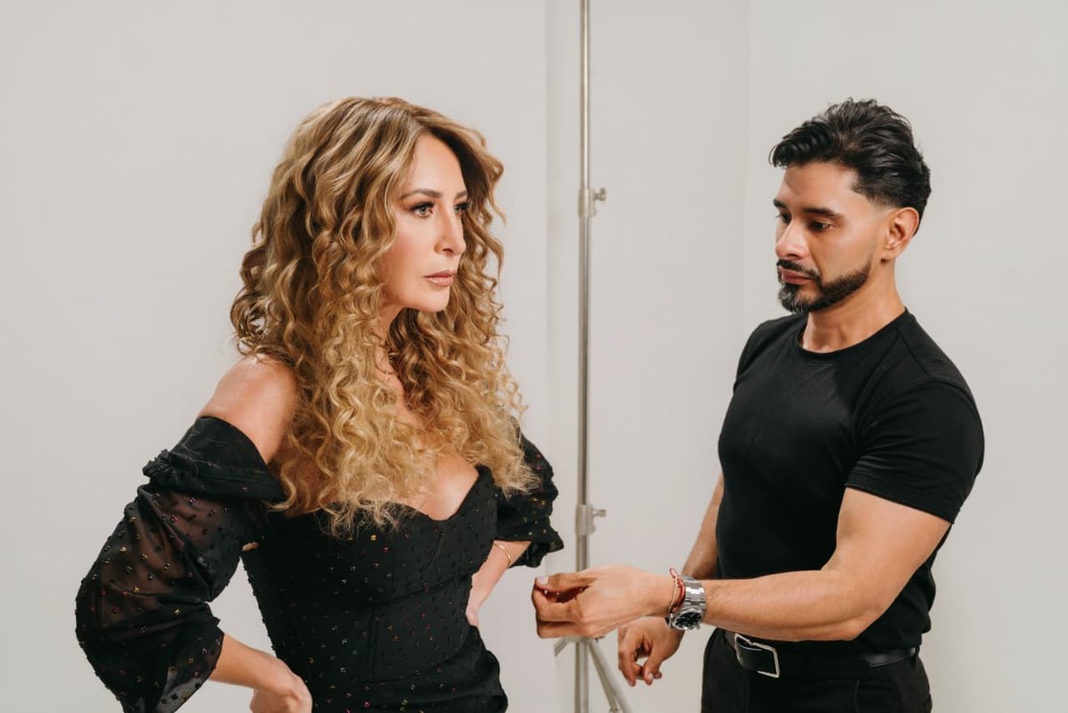 Sebastián Guzmán observando el peinado de rizos de una modelo en el estudio